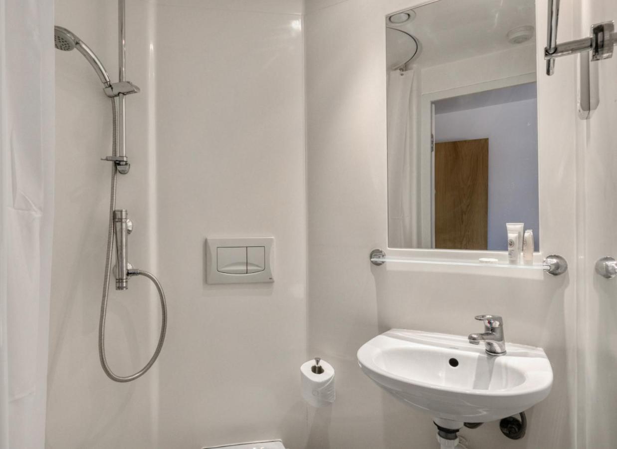 Bright & Central Room In Luton, Sleeps 2 Luton  Eksteriør billede
